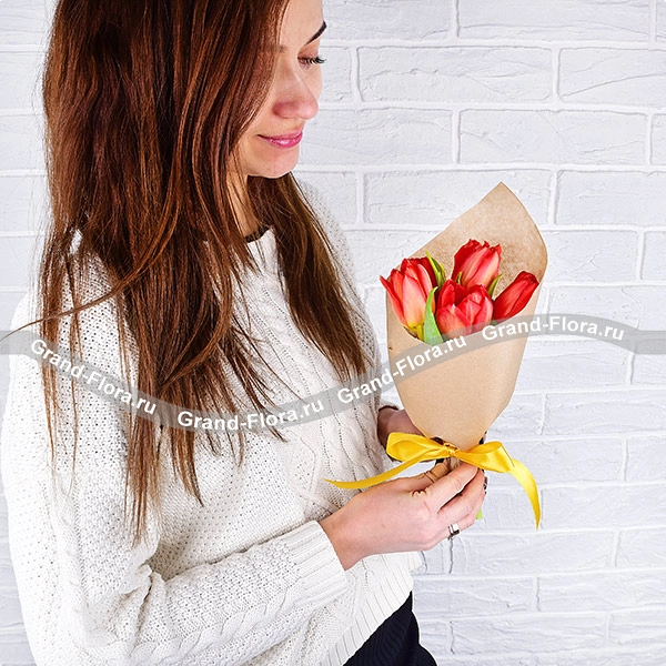 Струны любви - букет из 5 красных тюльпанов